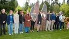 Einweihung des Denkmals: OB Henriette Reker (Mitte) mit den Schülerinnen und Schülern des Berufskollegs Ulrepforte.