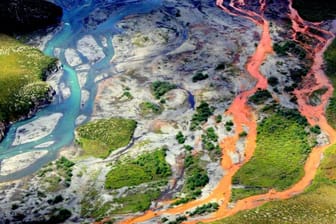 Der orange eingefärbte Kutuk-Fluss in Alaska. Jetzt ist klar, dass die Farbe etwas mit dem Klimawandel zu tun hat.