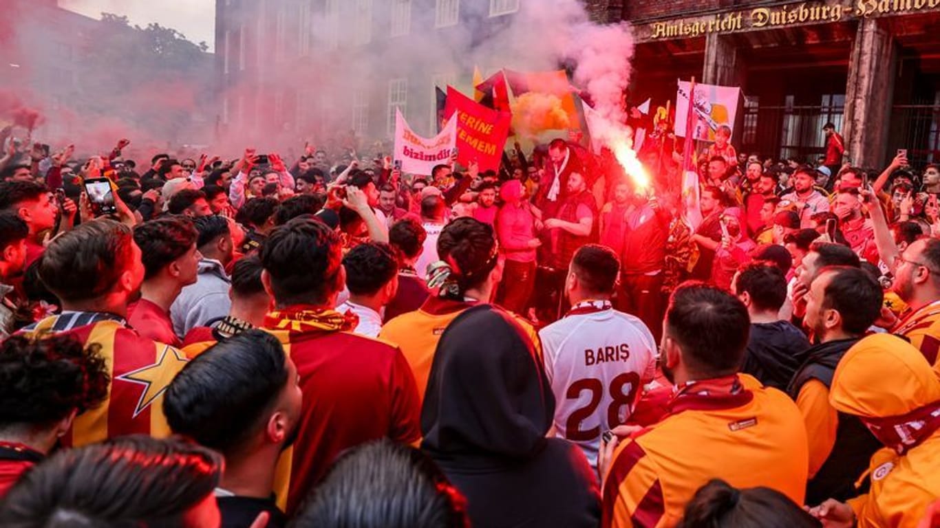 Tausende Fans feiern den Meistertitel für Galatasaray Istanbul auf dem Platz vor dem Amtsgericht in Duisburg-Hamborn.