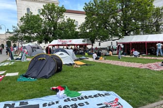 Das Pro-Palästina-Camp auf dem Professor-Huber-Platz: Statt vier Tage soll es fast drei Wochen vor der LMU stehen.