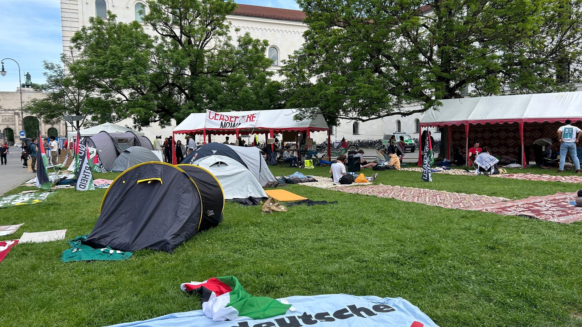 Das Pro-Palästina-Camp auf dem Professor-Huber-Platz: Statt vier Tage soll es fast drei Wochen vor der LMU stehen.