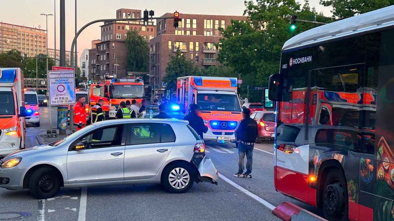 Hamburg: Versuchte Auto auf Straße zu wenden? Fünf Verletzte bei Bus-Unfall