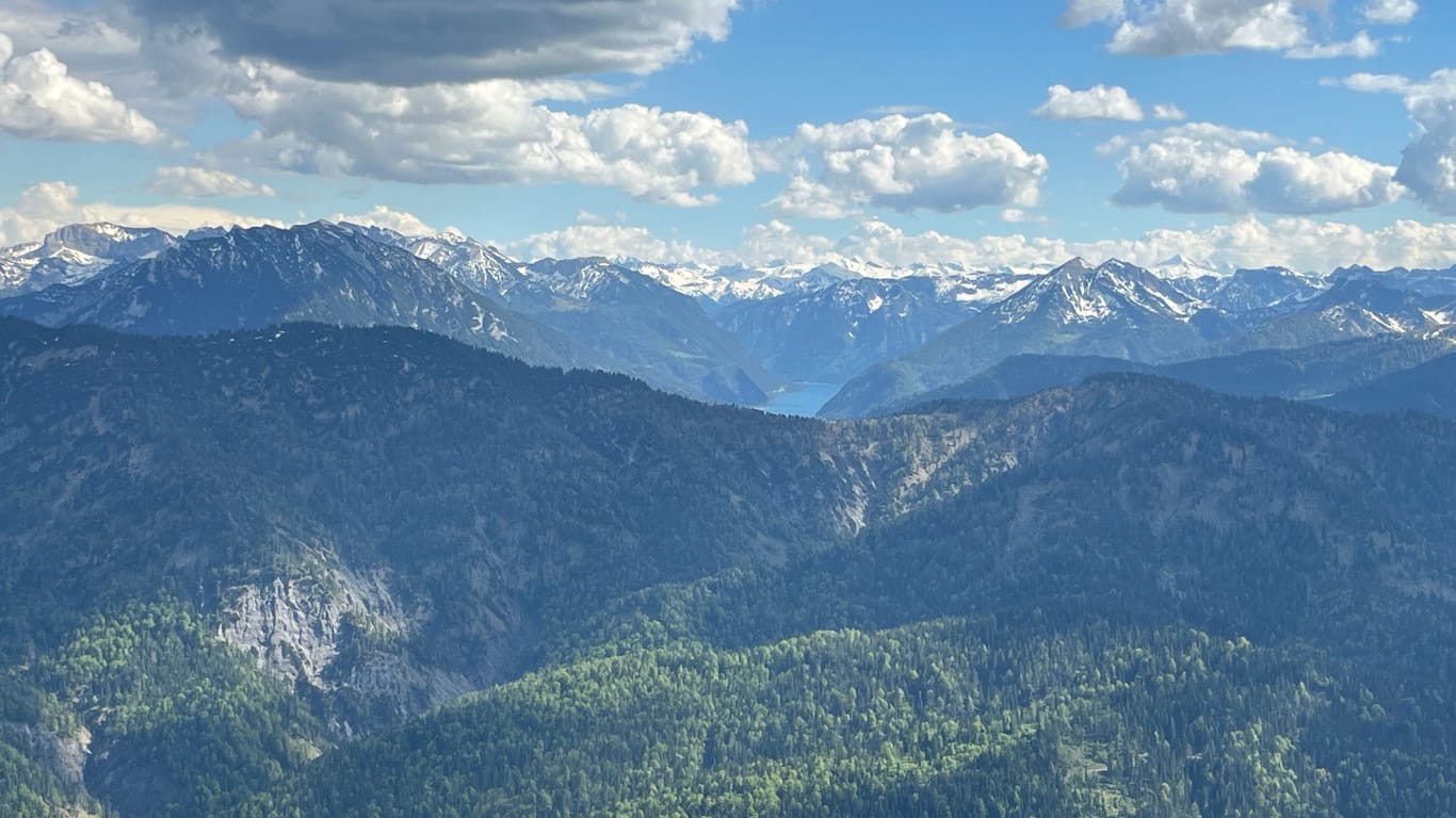 Blick von der Tegernseer Hütte: In der Ferne ist der Achensee (Österreich) zu sehen.