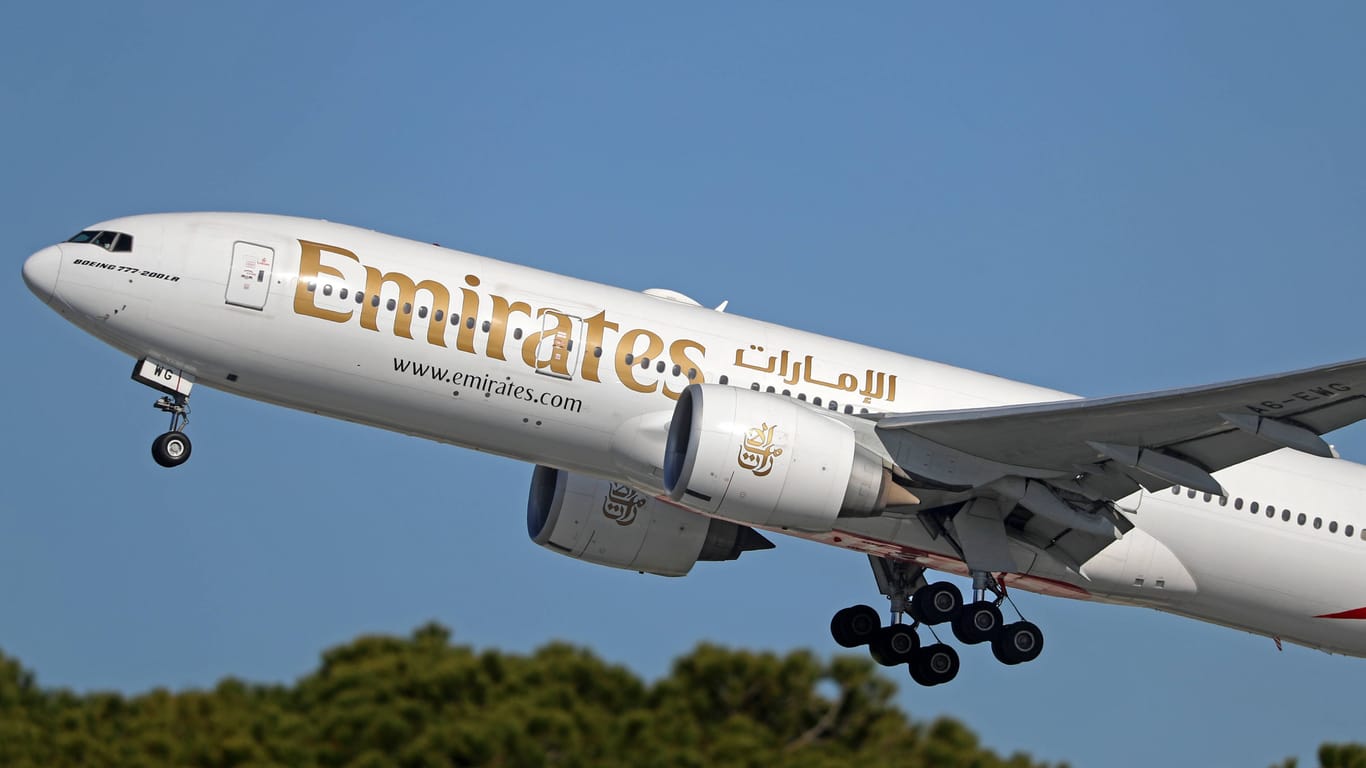 Emirates Flugzeug startet (Symbolbild): Das Unternehmen hat sich gut von der Pandemie erholt.