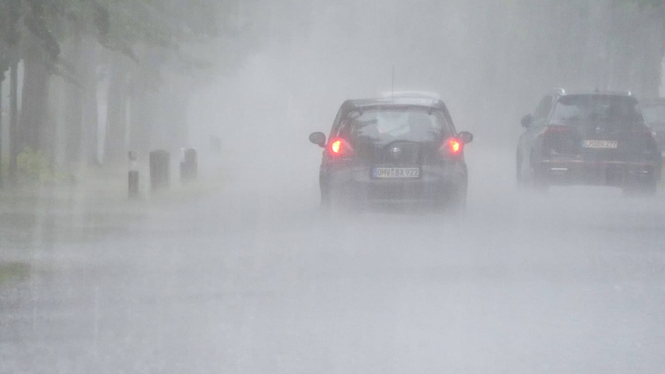 Autos im Starkregen am Mittwoch (Symbolfoto): Im Nordosten von Hamburg kam es zu Überschwemmungen.