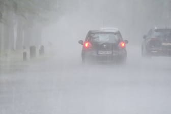 Autos im Starkregen am Mittwoch (Symbolfoto): Im Nordosten von Hamburg kam es zu Überschwemmungen.