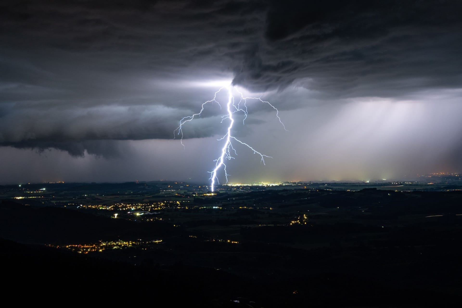 Im bayerischen Haibach erhellen Blitze den Nachthimmel, fotografiert vom Schuhchristleger, einem Aussichtsberg bei Haibach im Landkreis Straubing.