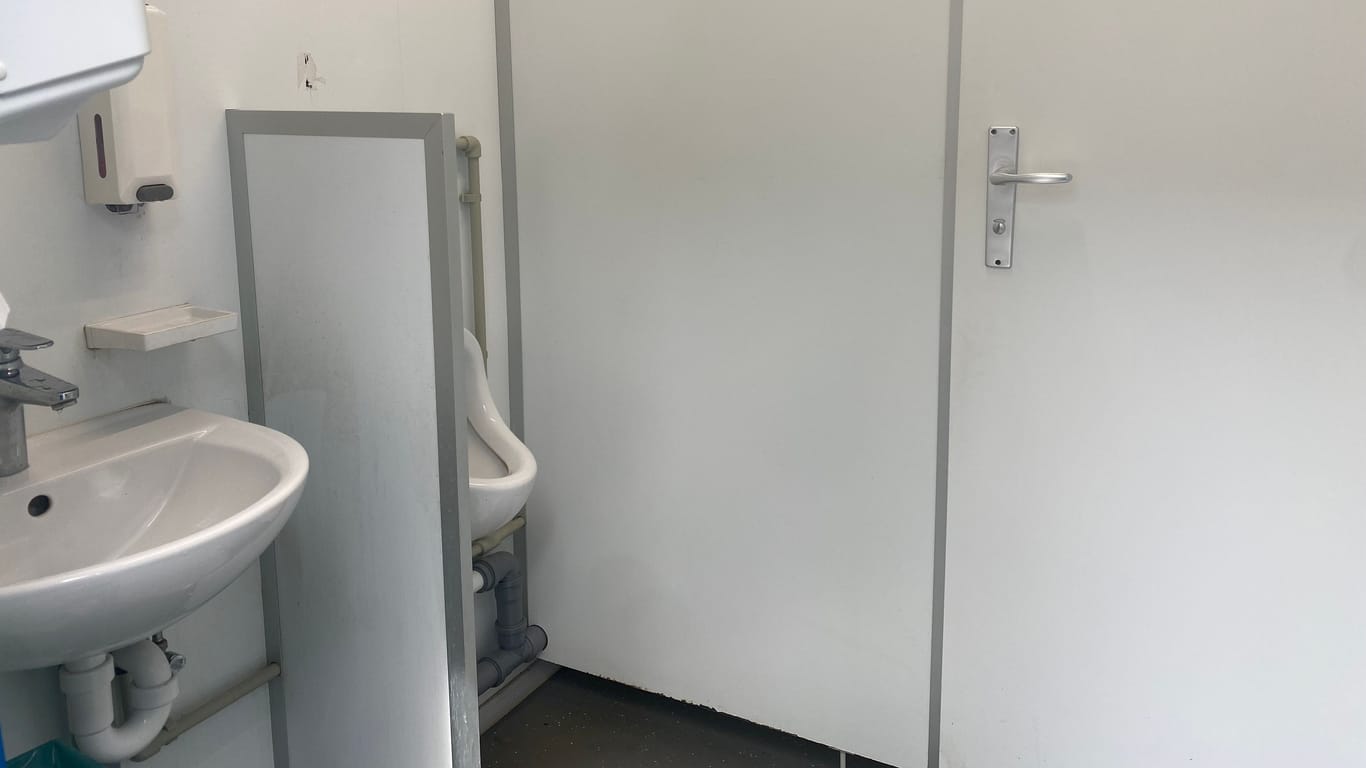 In einer der Toiletten müssen Frauen zuerst an einem Pissoir vorbei, um in die Kabine zu gelangen.