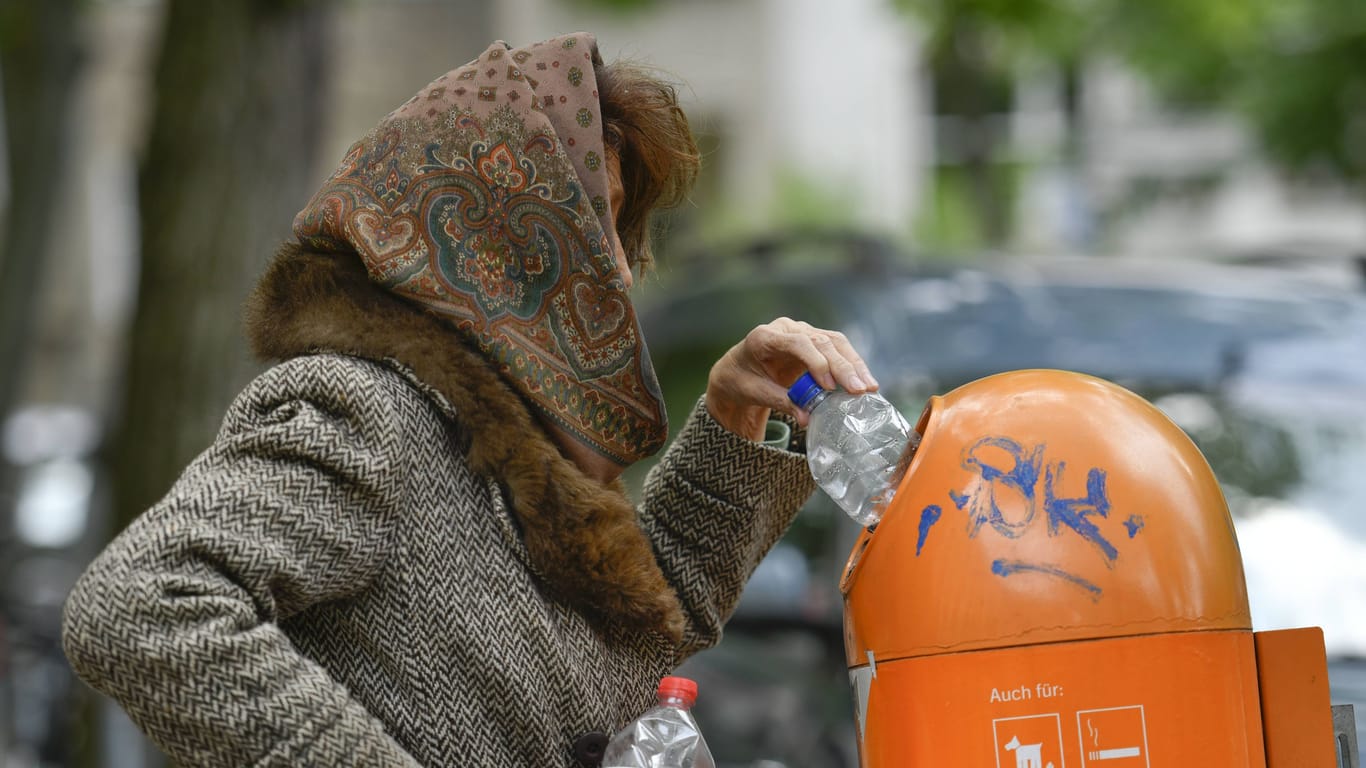 Rentnerin sammelt Pfandflaschen (Symbolfoto): Jeder fünfte Deutsche über 65 gilt als arm.
