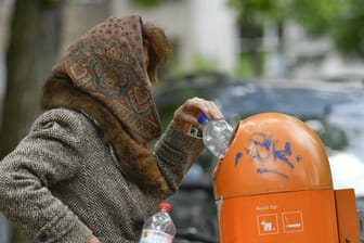 Rentnerin sammelt Pfandflaschen (Symbolfoto): Jeder fünfte Deutsche über 65 gilt als arm.