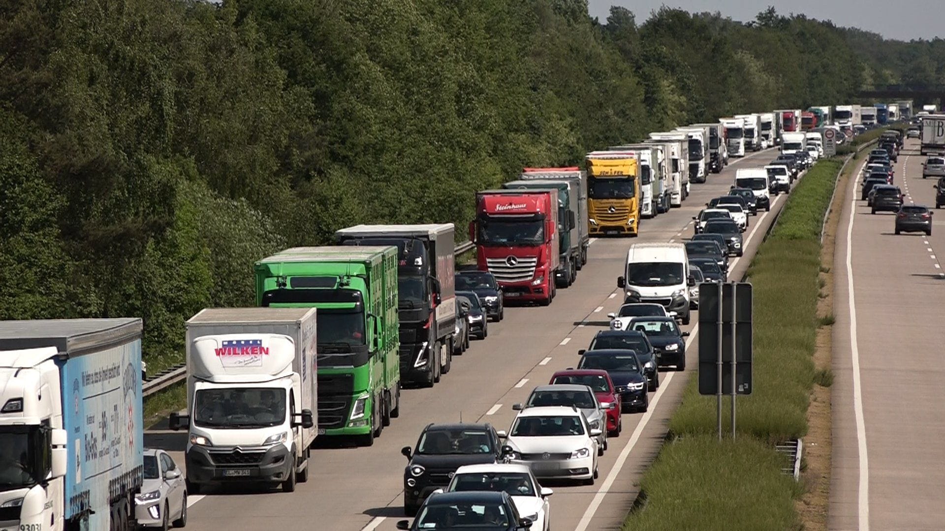 Auf der A1 geht am Freitagmittag nichts mehr.