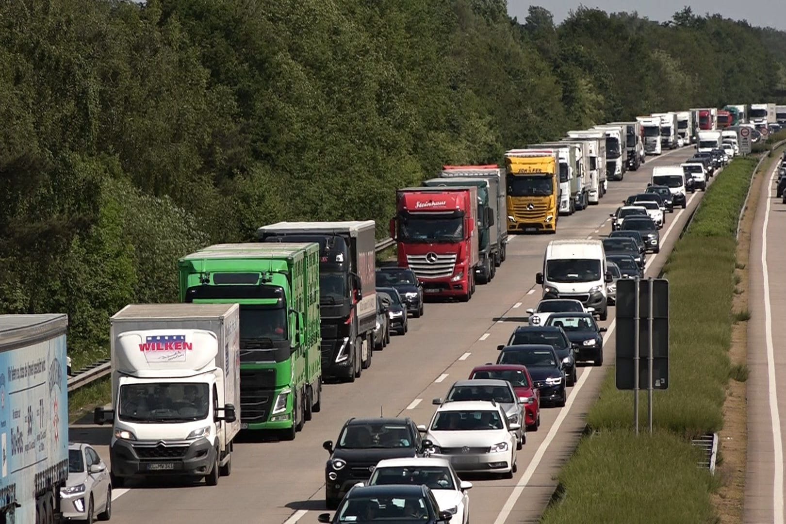 Auf der A1 geht am Freitagmittag nichts mehr.