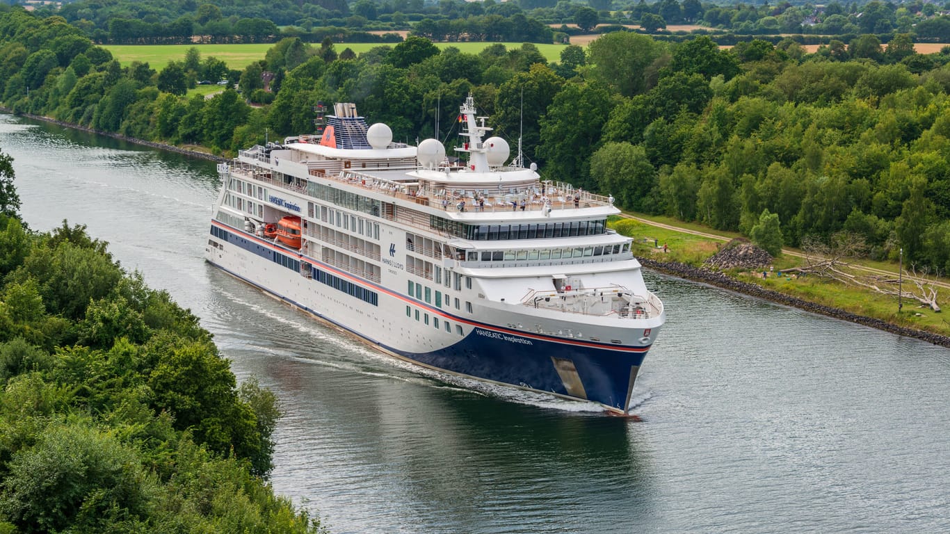 Die "Hanseatic Inspiration" im Nord-Ostsee-Kanal: Nach dem Halt in Hamburg geht es nach Skandinavien.