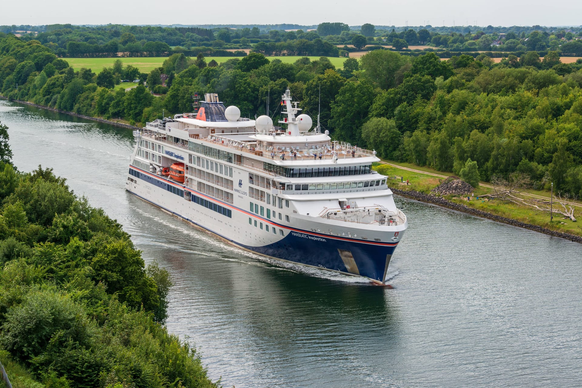 Die "Hanseatic Inspiration" im Nord-Ostsee-Kanal: Nach dem Halt in Hamburg geht es nach Skandinavien.