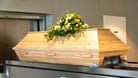 Ein Sarg steht auf einer automatischen Einfahrvorrichtung in ein Krematorium (Symbolbild): In Mechernich kam es zu einem Brand in einem Krematorium.