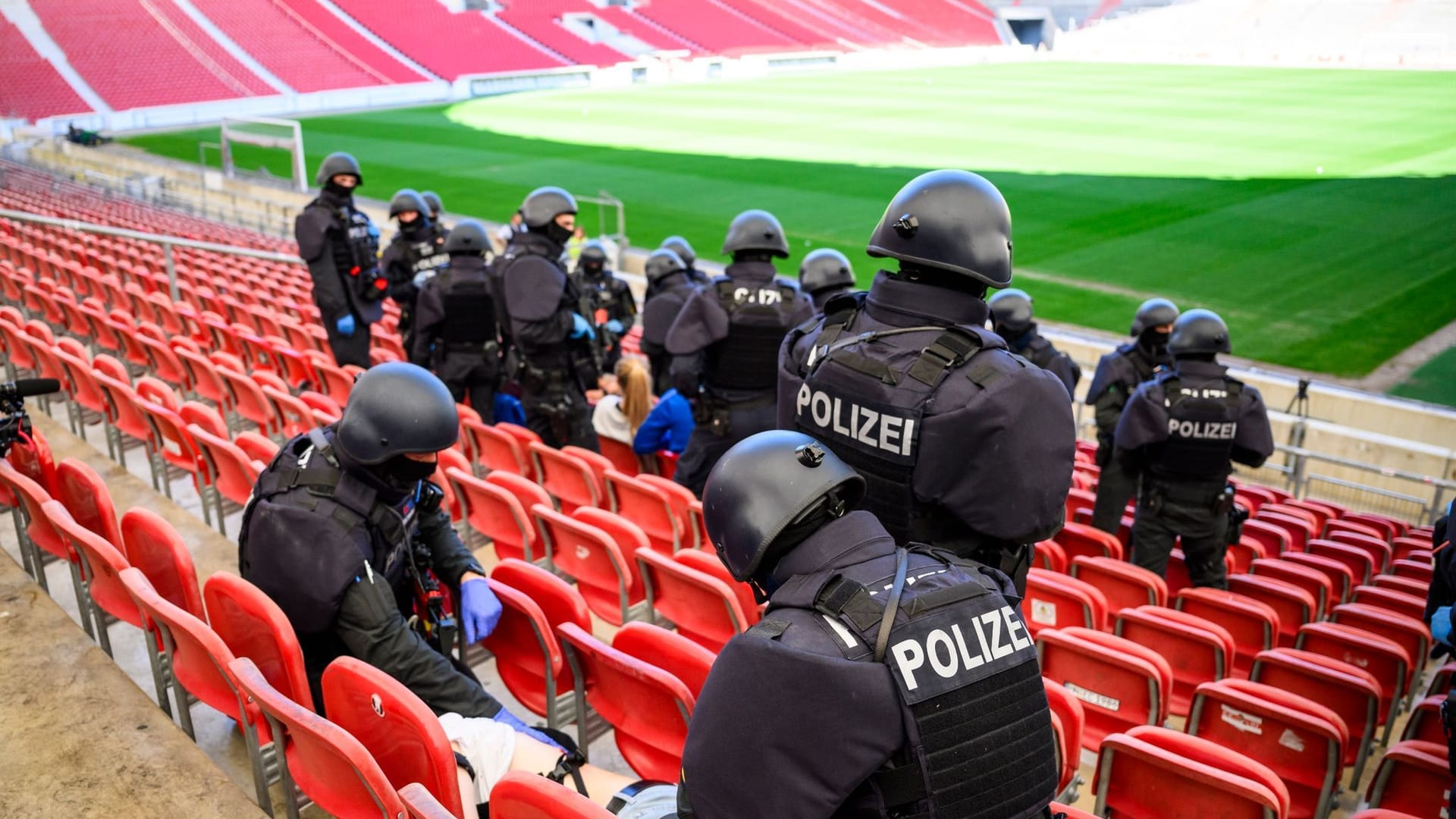 Übung einer Einsatzlage zur Fußball-Europameisterschaft