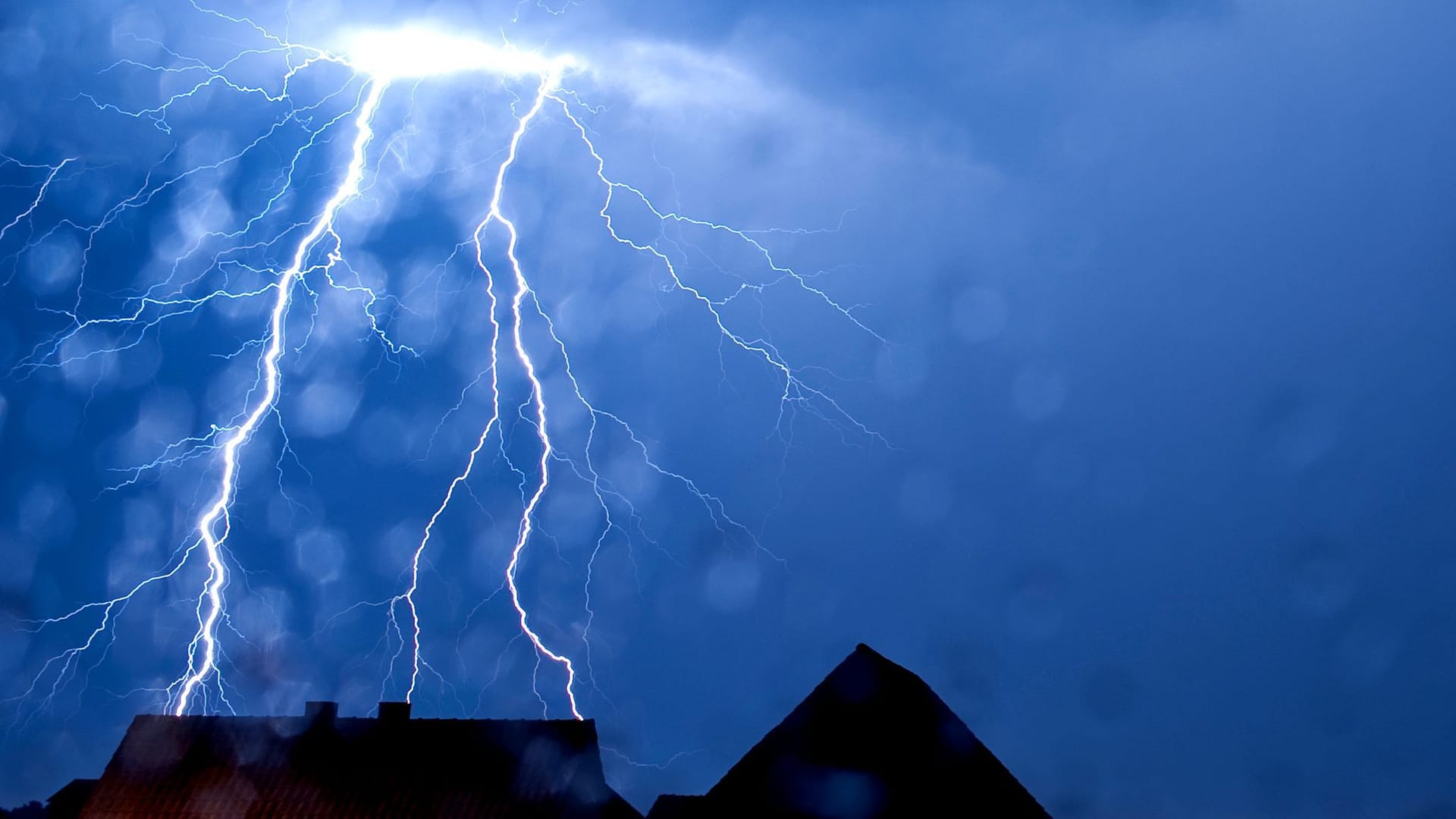 Blitzeinschlag in Nordrhein-Westfalen (Archivbild): Die Kinder im Pfingstlager in Soest bringen nur einen Schreck mit nach Hause.