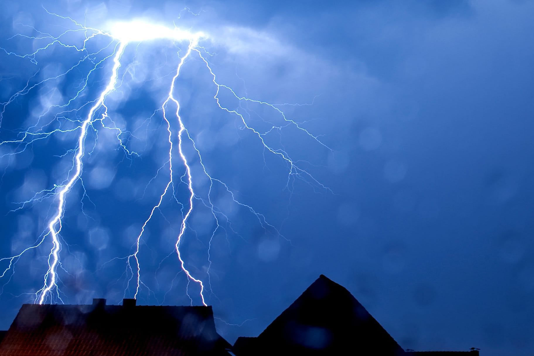 Blitzeinschlag in Nordrhein-Westfalen (Archivbild): Die Kinder im Pfingstlager in Soest bringen nur einen Schreck mit nach Hause.