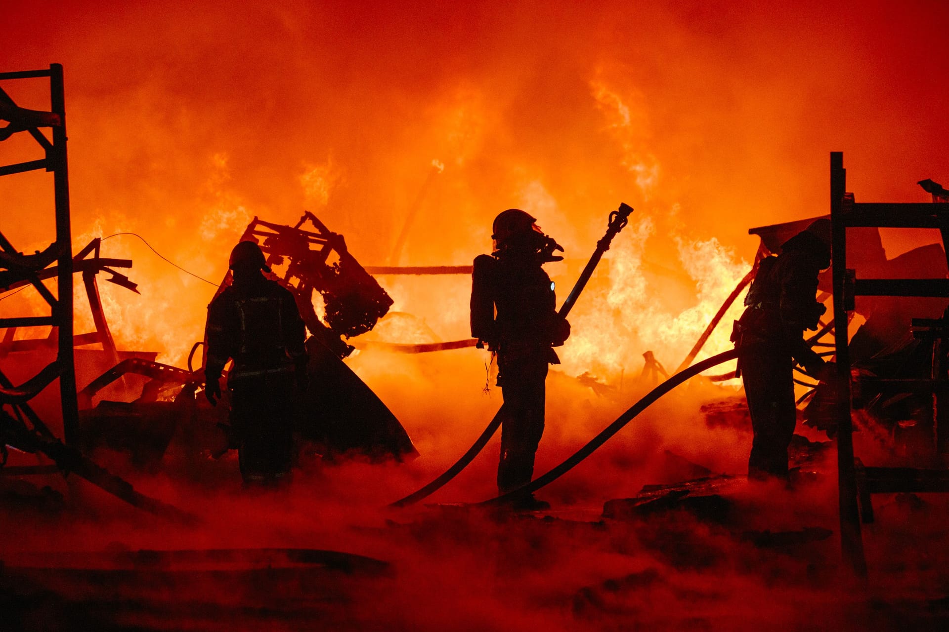 Feuerwehrleute kämpfen gegen die Flammen in Charkiw: In der Stadt sind nach russischen Angriffen zahlreiche Feuer ausgebrochen.