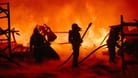 Feuerwehrleute kämpfen gegen die Flammen in Charkiw: In der Stadt sind nach russischen Angriffen zahlreiche Feuer ausgebrochen.