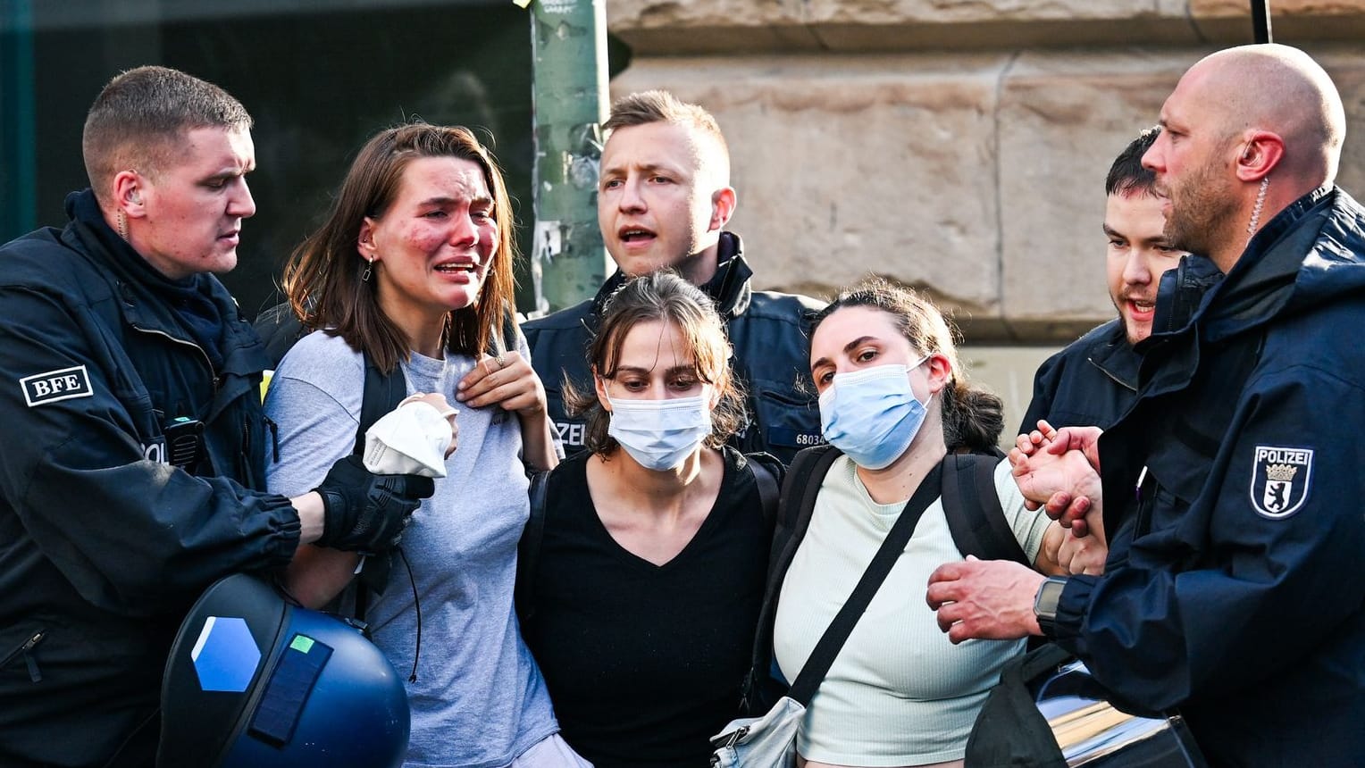 Die proalästinensischen Besetzer des Instituts für Sozialwissenschaften der Berliner Humboldt-Universität (HU) verlassen mit Polizeibegleitung das Gebäude. Aktivisten haben zur Unterstützung der Palästinenser und aus Protest gegen Israel die Uni besetzt.