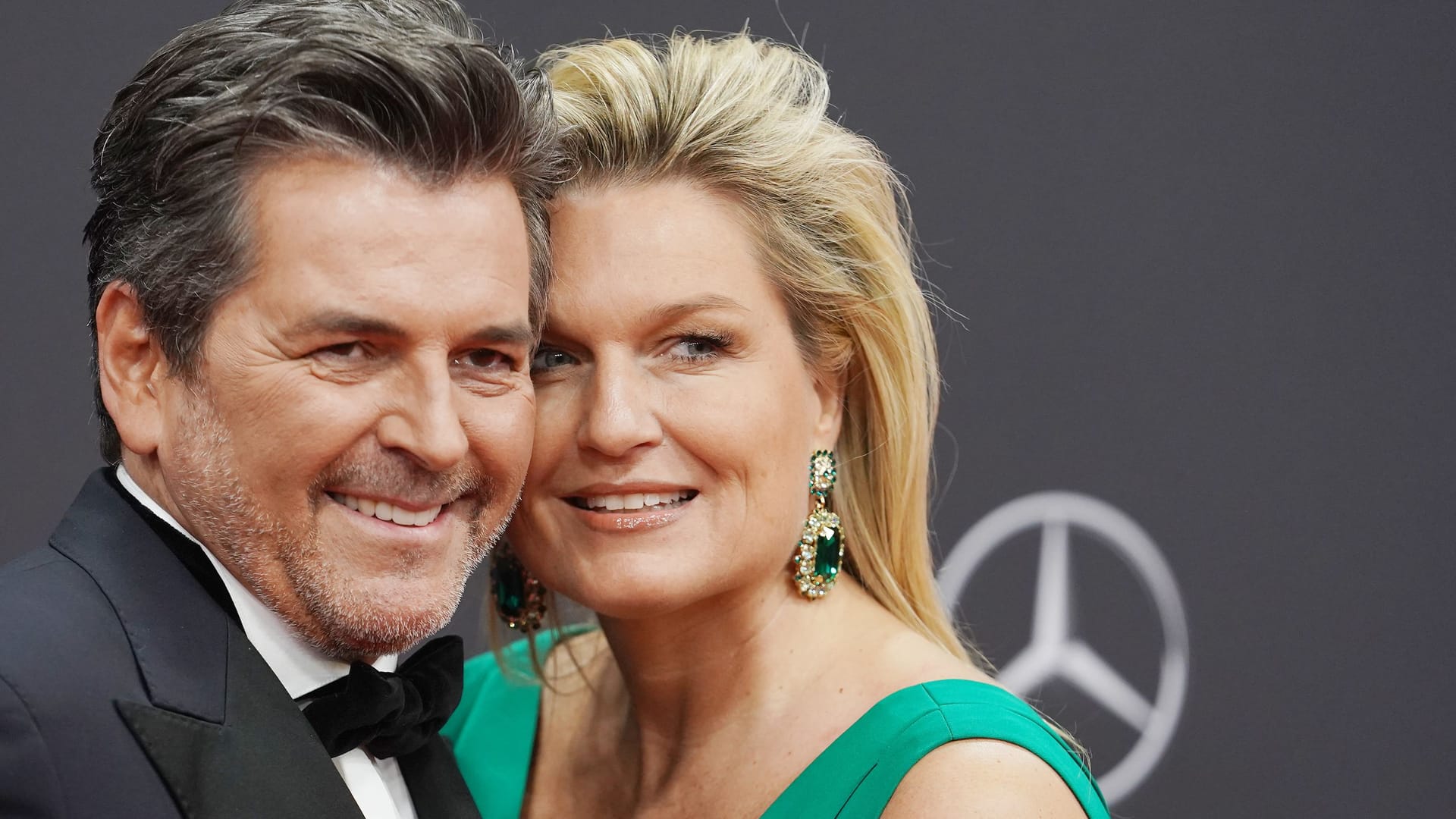 Thomas Anders und Claudia Hess posieren auf dem roten Teppich der Bambi-Awards 2019.