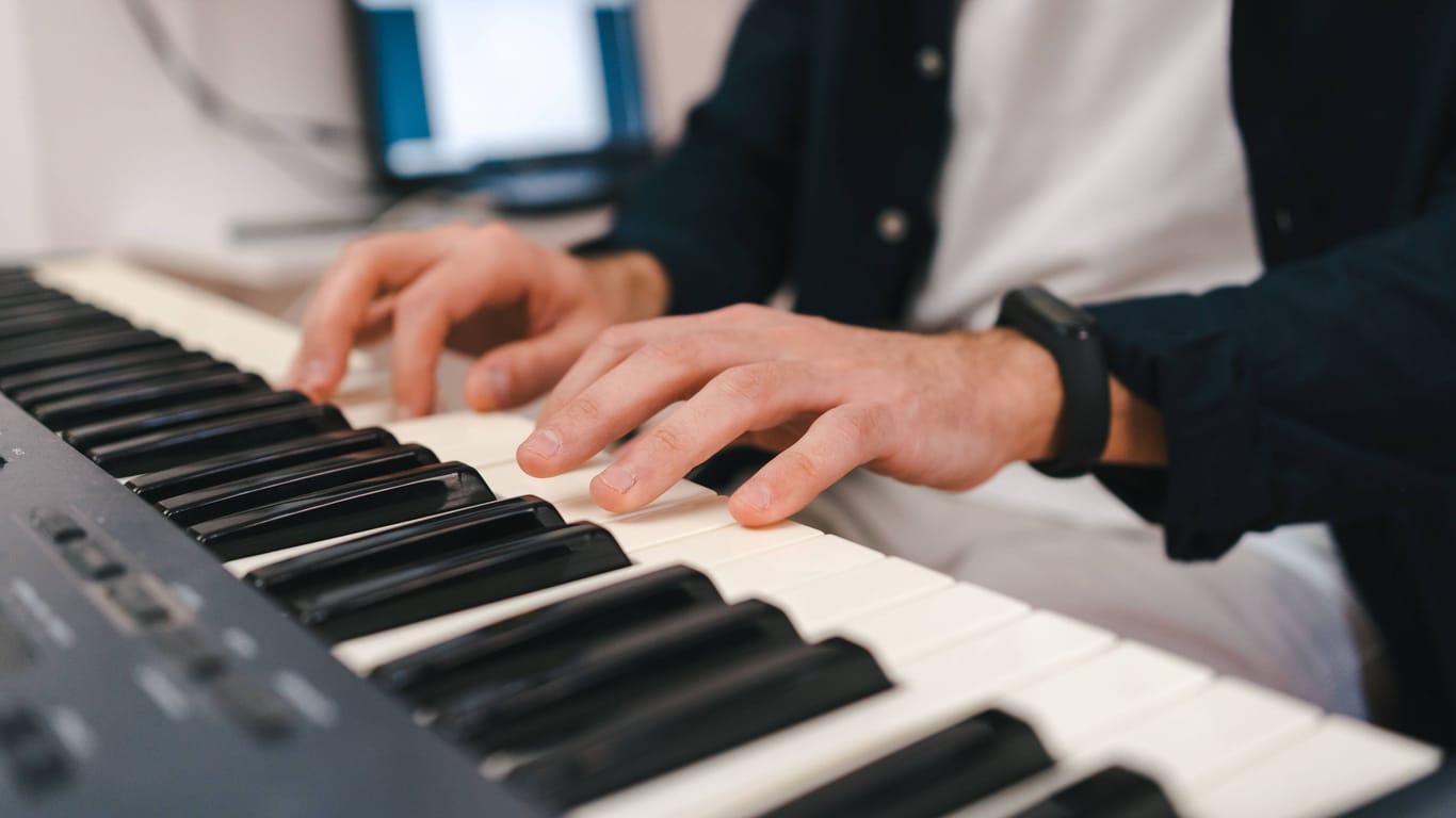 Ein Mann spielt Klavier (Symbolbild): In Hannover haben sich zwei Männer ob des Instruments ordentlich in die Haare bekommen.