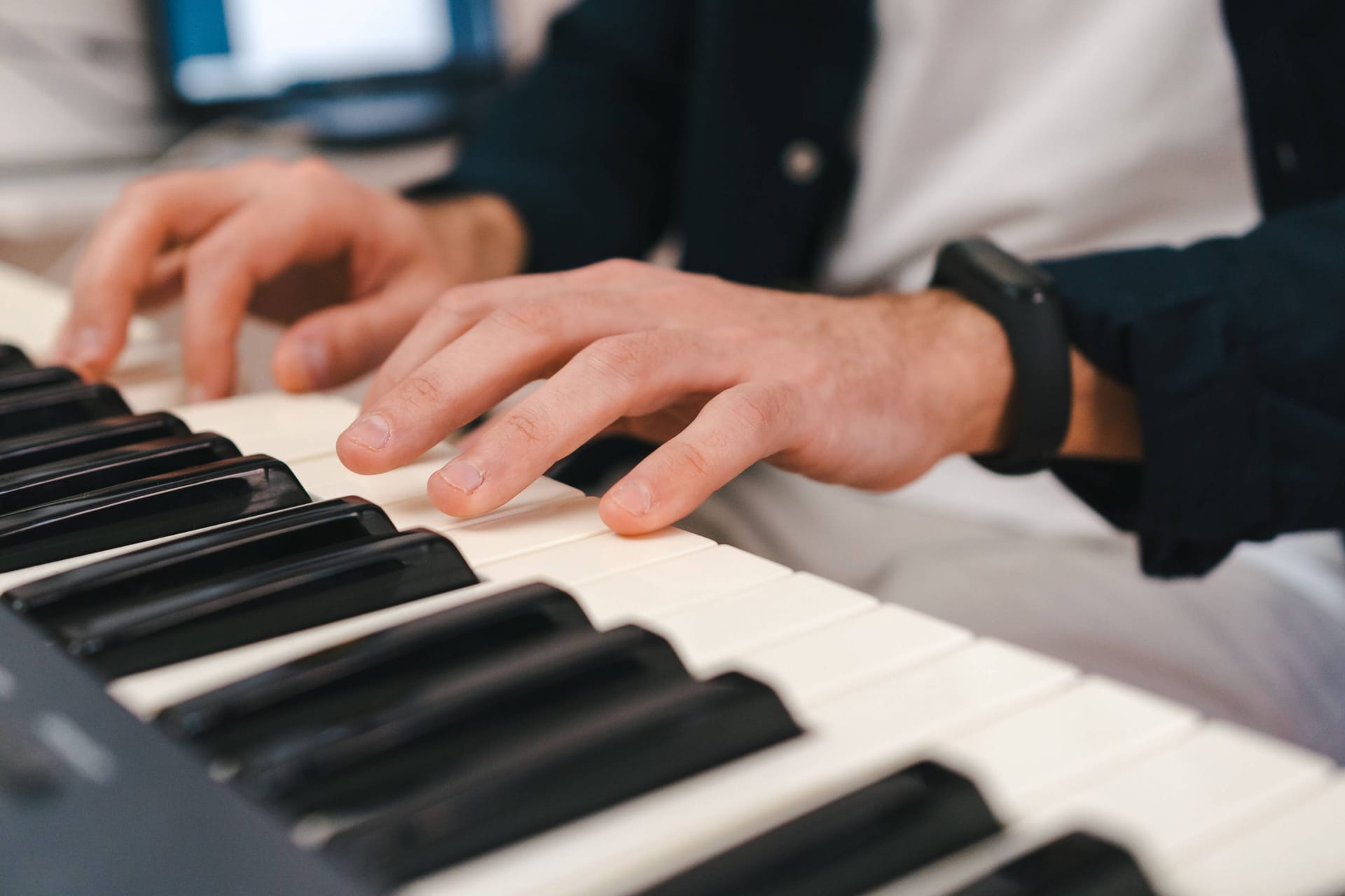 Ein Mann spielt Klavier (Symbolbild): In Hannover haben sich zwei Männer ob des Instruments ordentlich in die Haare bekommen.