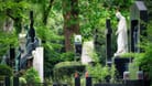 Historische Gräber auf einem Friedhof in NRW (Archivfoto): Was ist am Mittwoch in Gelsenkirchen passiert?