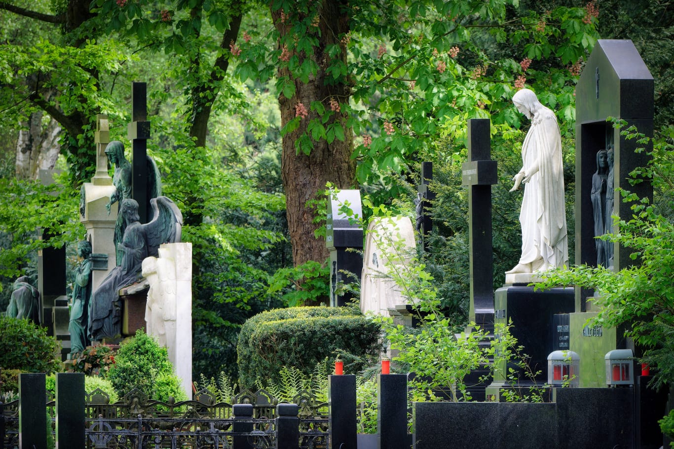 Historische Gräber auf einem Friedhof in NRW (Archivfoto): Was ist am Mittwoch in Gelsenkirchen passiert?