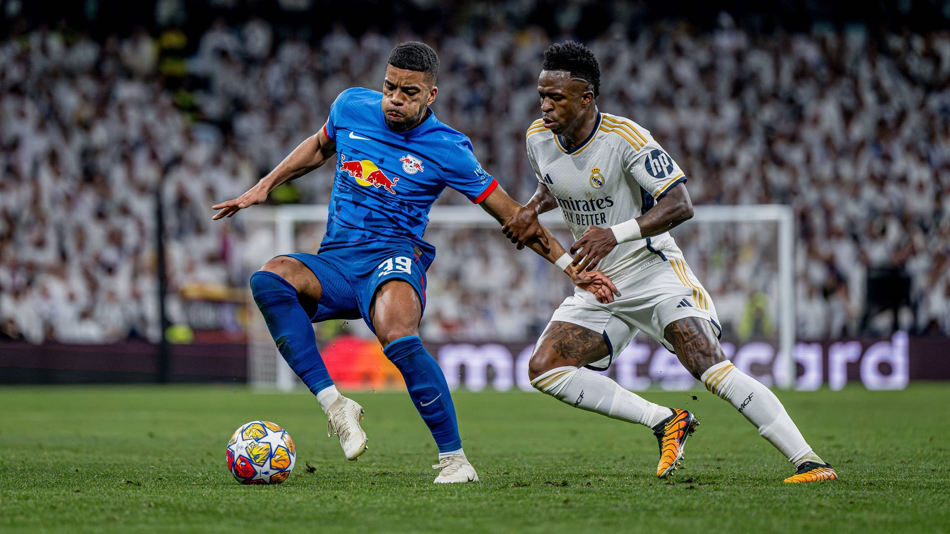 Benjamin Henrichs (l.) hatte mit Vinicius Junior einen unangenehmen Gegenspieler.