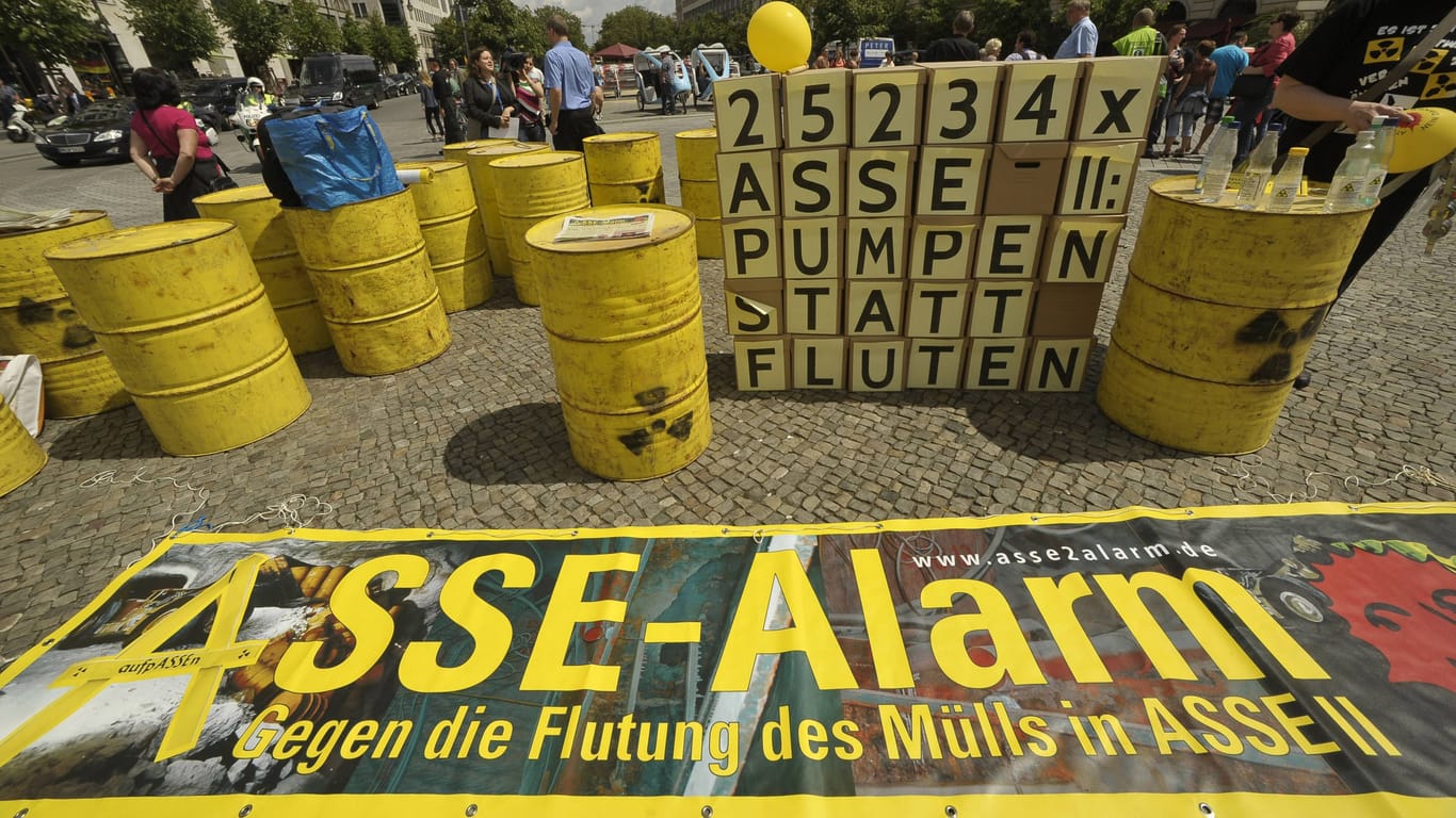Protest gegen das Endlager Asse im Jahr 2012 (!) in Berlin: Damals war Pumpen statt Fluten noch eine Option. Heute offenbar nicht mehr.