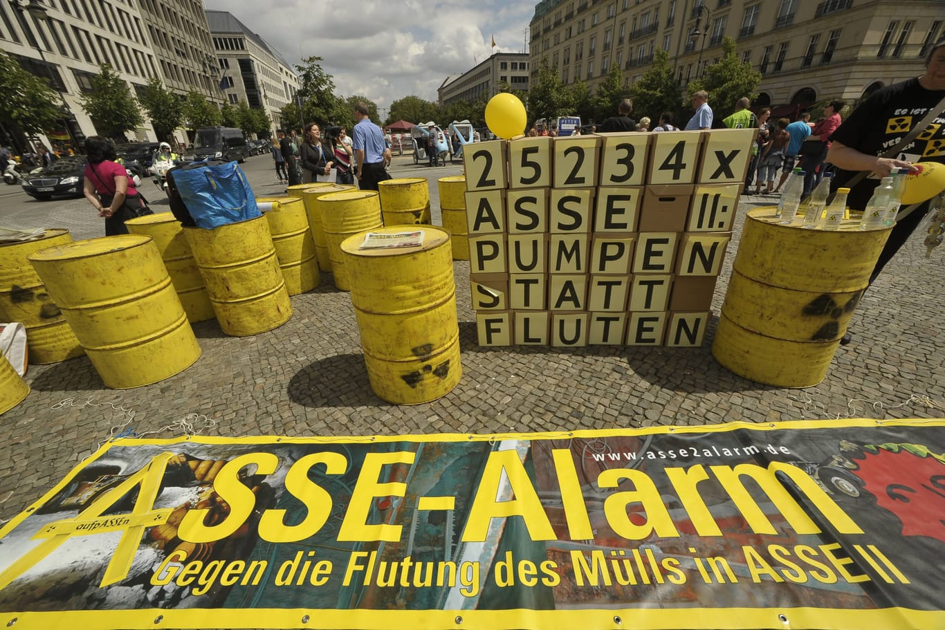 Protest gegen das Endlager Asse im Jahr 2012 (!) in Berlin: Damals war Pumpen statt Fluten noch eine Option. Heute offenbar nicht mehr.