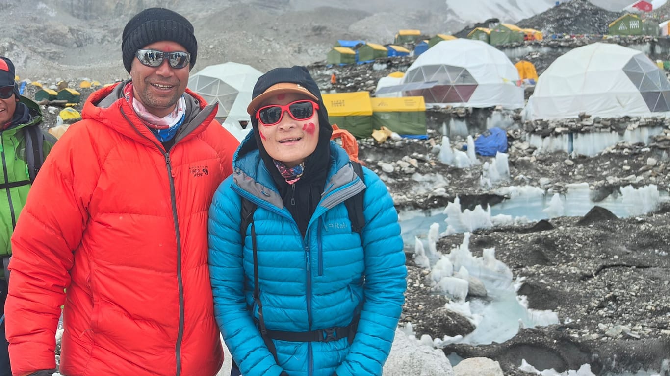 Behördenmitarbeiter Khimlal Gautam (l) steht mit der nepalesischen Bergführerin und -retterin Phunjo Jhangmu Lama im Mai 2024 im Basislager am Mount Everest. Phunjo Jhangmu Lama hat den Mount Everest in lediglich 14 Stunden und 31 Minuten bestiegen.