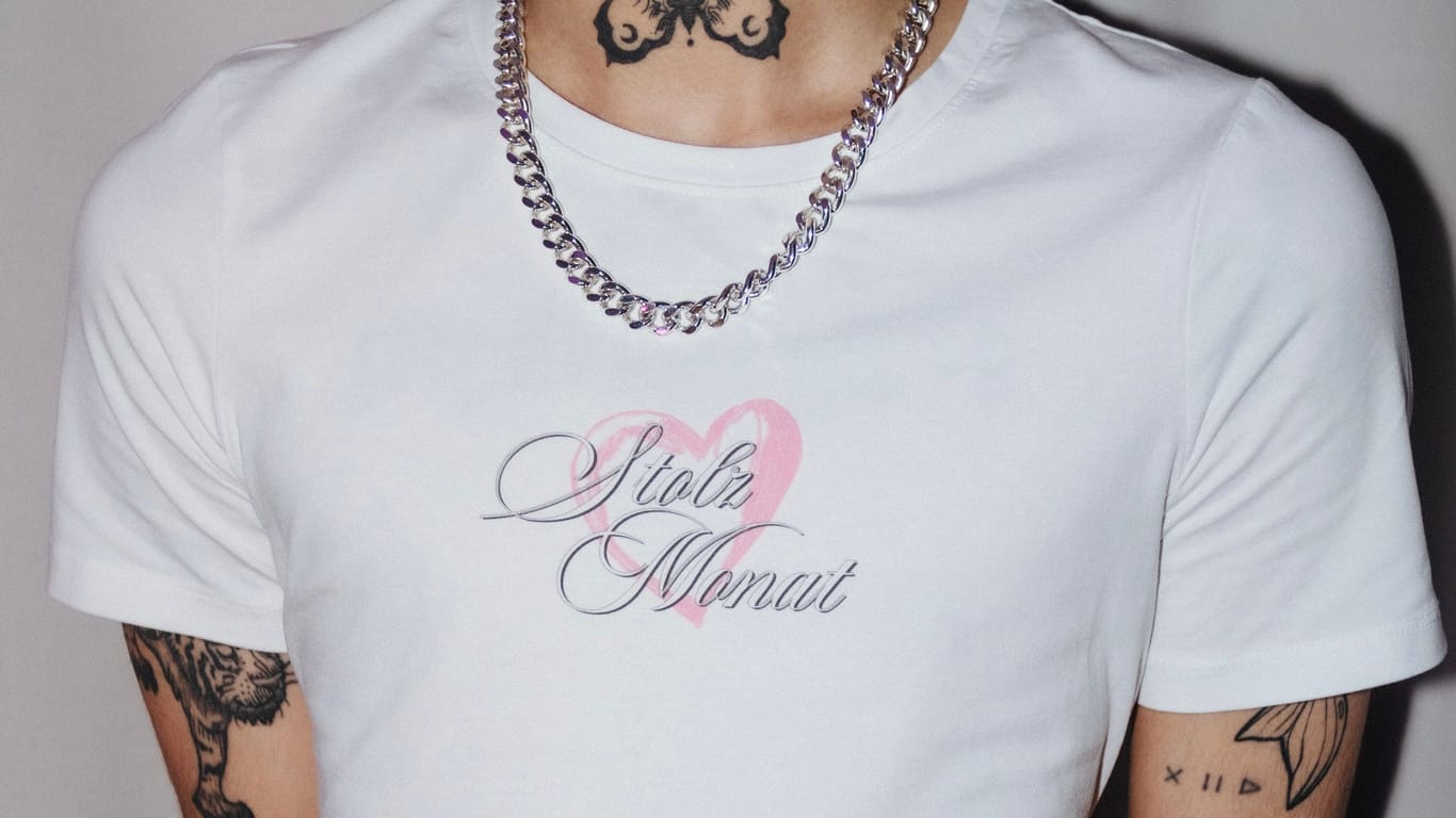 Kollektion: Im queeren Stolzmonat-Shop gibt's das Shirt mit rosa Herzchen.