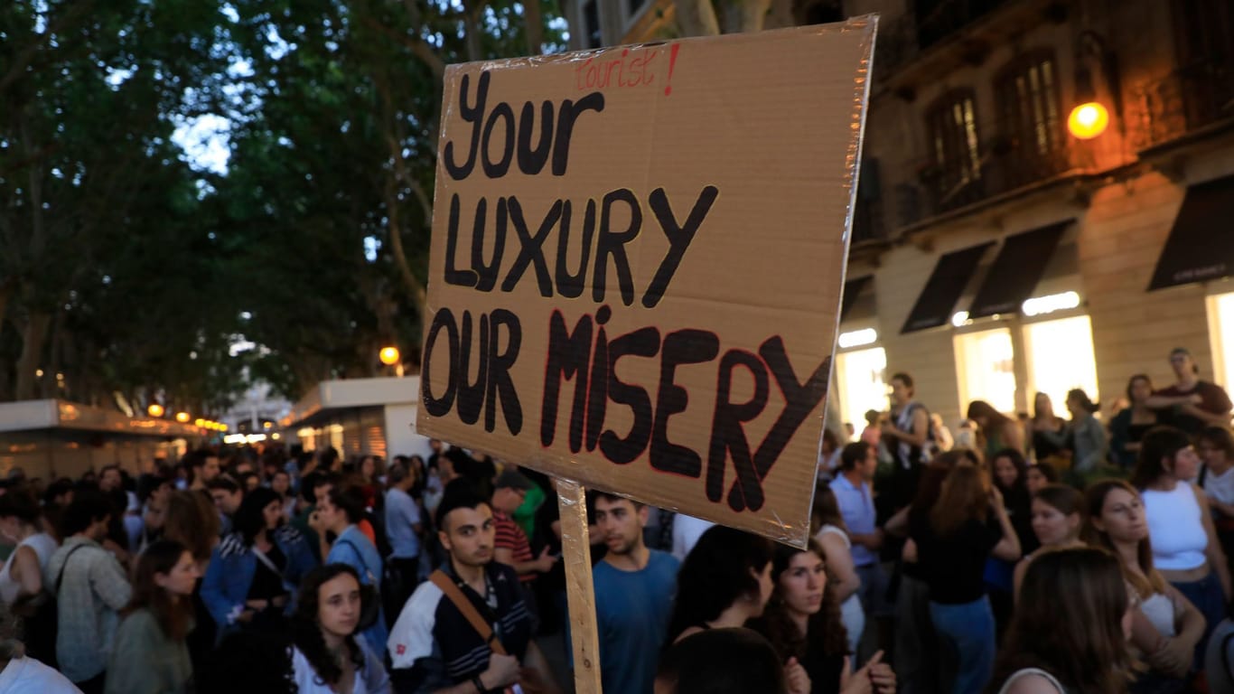 Spanien, Palma: Einheimische bei einer Demonstration gegen den Massentourismus.