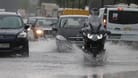Überflutete Straßen nach heftigem Gewitter und Starkregen in Hannover (Archivbild): Bis zu 25 Liter pro Quadratmeter sind in Süd-Niedersachsen möglich.