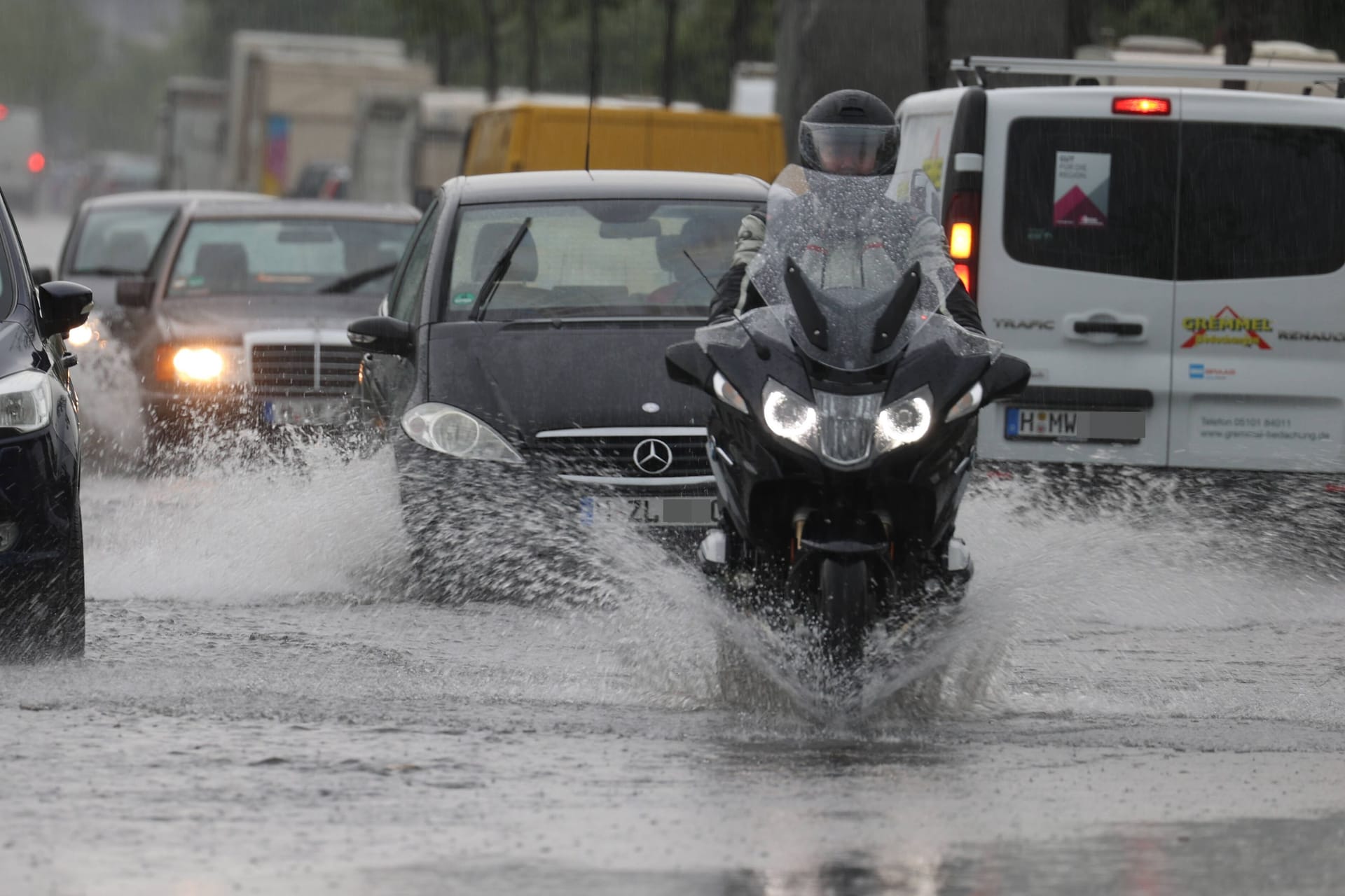 Überflutete Straßen nach heftigem Gewitter und Starkregen in Hannover (Archivbild): Bis zu 25 Liter pro Quadratmeter sind in Süd-Niedersachsen möglich.