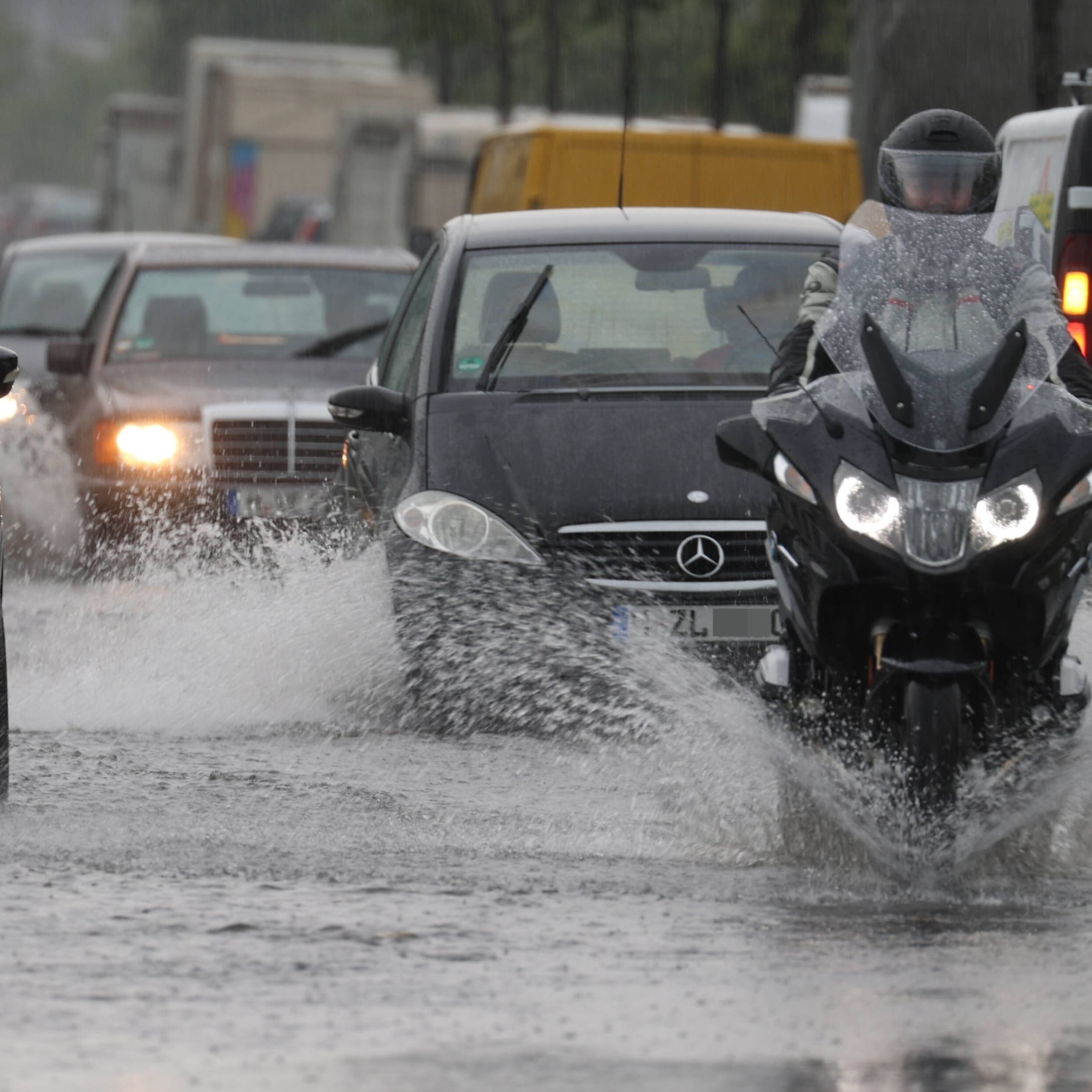 Überflutete Straßen nach heftigem Gewitter und Starkregen in Hannover (Archivbild): Bis zu 25 Liter pro Quadratmeter sind in Süd-Niedersachsen möglich.