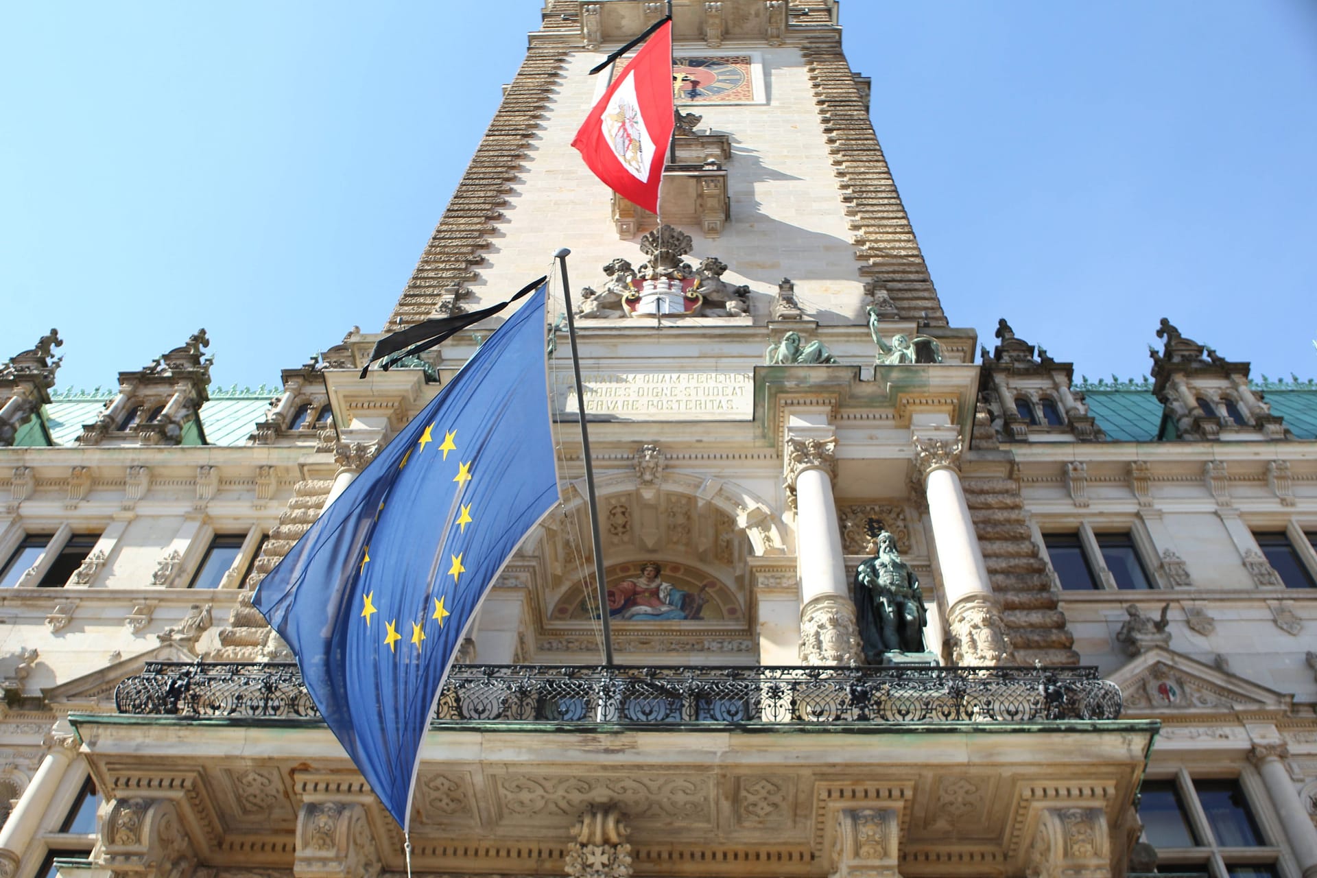 Die Europaflagge weht am Balkon des Hamburger Rathauses: In zahlreichen Projekten der Stadt Hamburg stecken EU-Gelder.