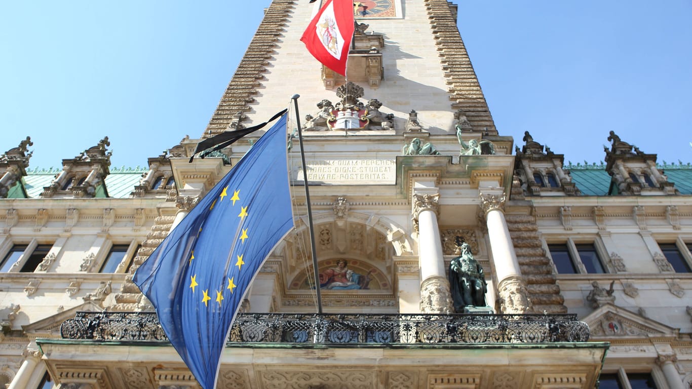 Die Europaflagge weht am Balkon des Hamburger Rathauses: In zahlreichen Projekten der Stadt Hamburg stecken EU-Gelder.