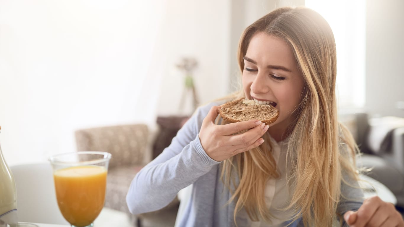 Brot und Brötchen sind ein beliebtes Frühstück: Aufgrund der vielen Kohlenhydrate gelten sie als Dickmacher.