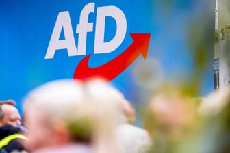Eine Wand zeigt das AfD-Logo (Symbolbild): Drei Menschen haben einen Infostand in Dresden angegriffen.
