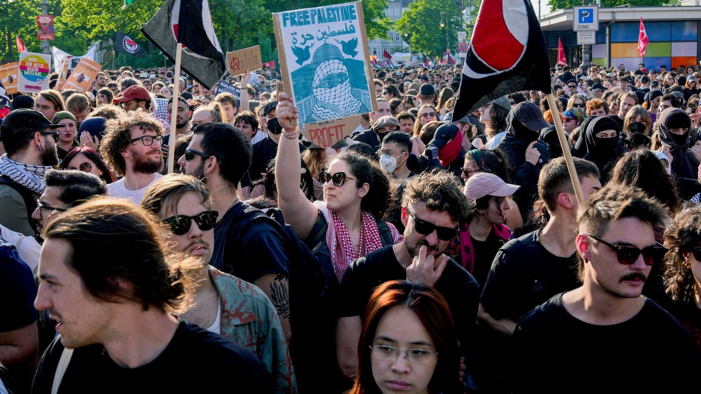 Die Demonstrationen am 1. Mai in Berlin verliefen weitgehend friedlich, sagt die Polizei.