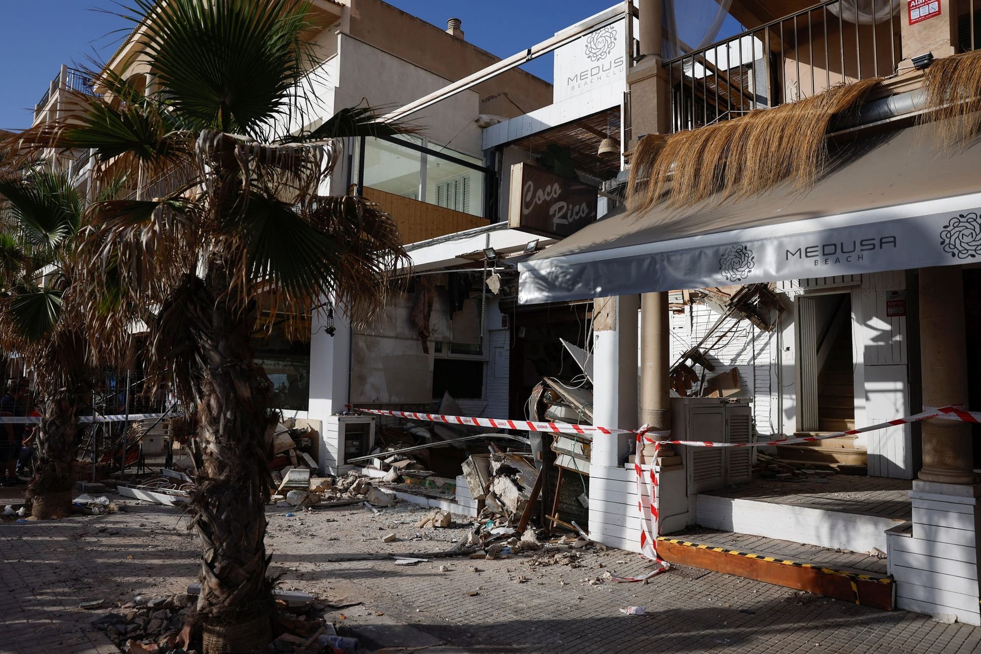 Bild der Zerstörung: Der Medusa Beach Club nach dem Zusammenbruch der Terrasse.