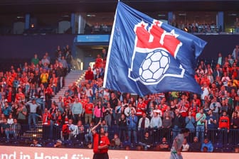 Eine riesige Fahne des HSV Hamburg: Der Verein kämpft in der Handball-Bundesliga um Europa, hat aber keine Lizenz bekommen.