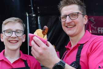 Dirk Freyberger und sein Sohn Leon präsentieren die Käsespätzle-Bratwurst: Sie verhalf ihm wohl zum Sieg.