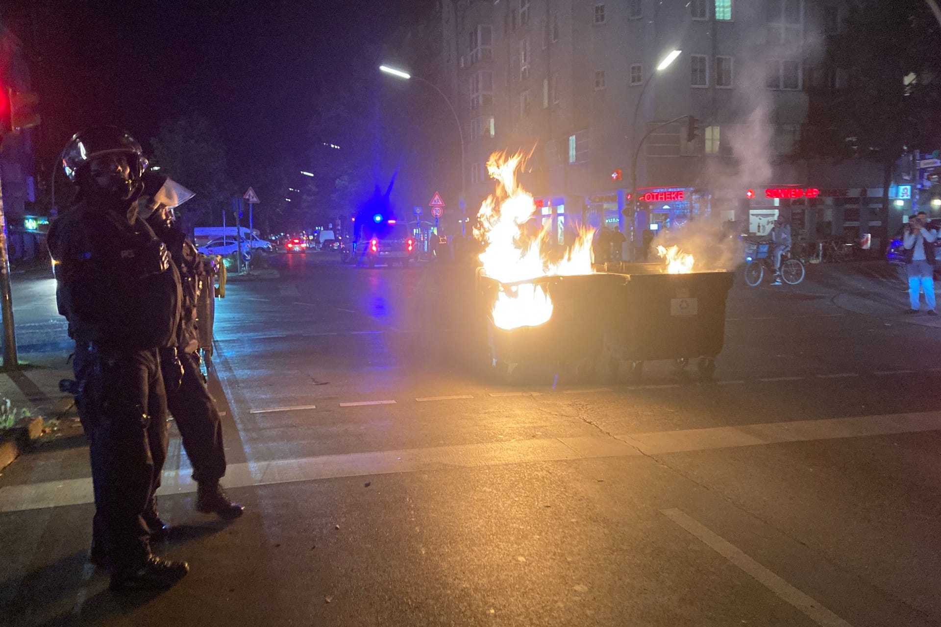 Schläge, Flaschenwürfe und brennende Mülltonnen in Neukölln: Im Rahmen einer Pro-Palästina-Demonstration ist es Dienstagnacht zu Auseinandersetzungen zwischen Demonstranten und der Polizei gekommen.