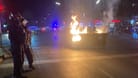 Schläge, Flaschenwürfe und brennende Mülltonnen in Neukölln: Im Rahmen einer Pro-Palästina-Demonstration ist es Dienstagnacht zu Auseinandersetzungen zwischen Demonstranten und der Polizei gekommen.