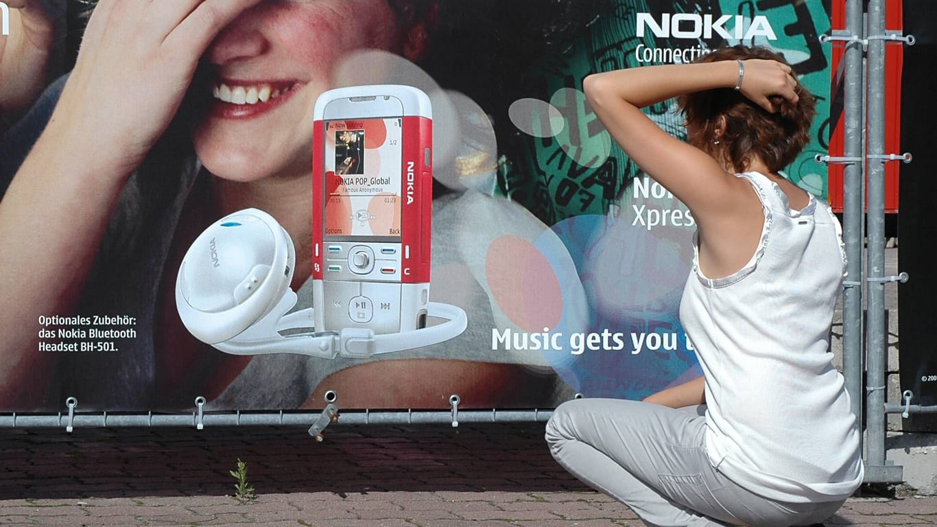 Aus heutiger Sicht ungewöhnlich gestaltet: das Nokia 5700 XPress Music auf einem Werbeplakat.